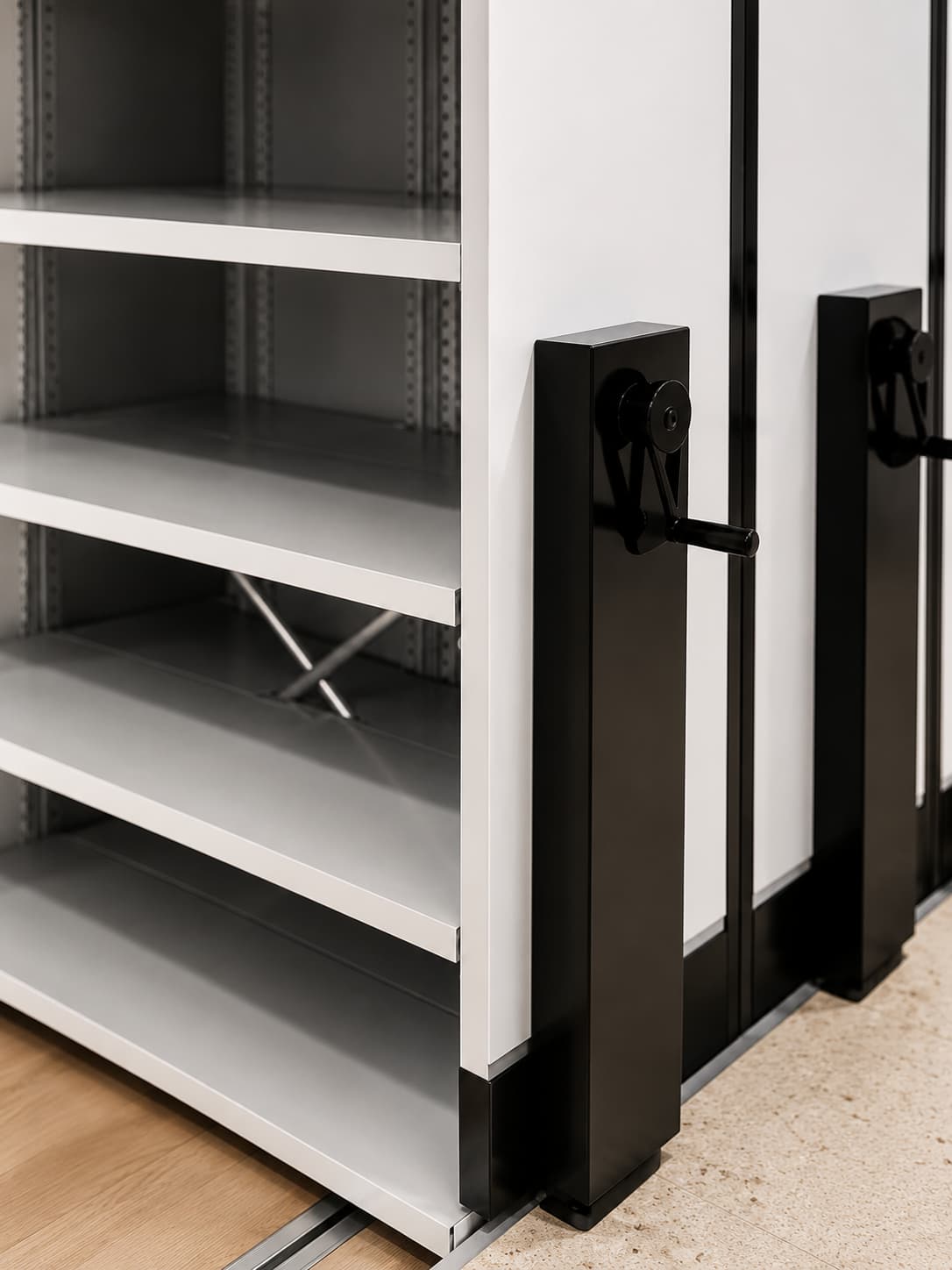 Mobile archive shelving with rotary hand wheel